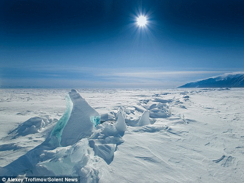 H&agrave;ng trăm vi&ecirc;n đ&aacute; qu&yacute; nổi tr&ecirc;n hồ Baikal